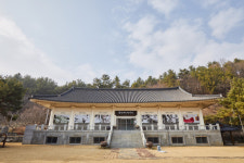 장미사진관, 백세건강원… 시간이 멈춘 마을