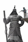 [서울포토] 이순신 장군님 묵은 때 벗기기