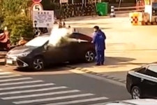 주유소에서 담배 피우는 남성에게 소화기로 응징한 직원
