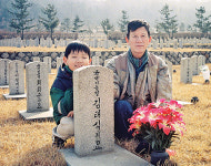 “나라·고향 지킨다는 일념 하나로 뭉쳐… 전사한 후배 생각하면 눈물”