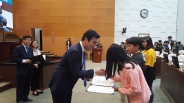 송정빈 의원, ‘청소년 의회’ 참여한 동대문구 학생들 격려
