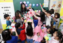 선생님, 제 카네이션을 받아주세요