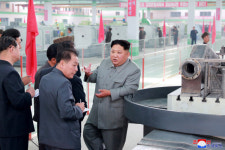 김정은, 군수공장 시찰… 김여정 대신 현송월 이례적 동행