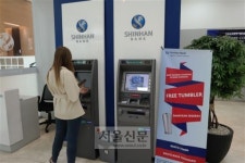 휴대전화 간편결제 느는 인니 ‘디지털 금융’으로 잡는다