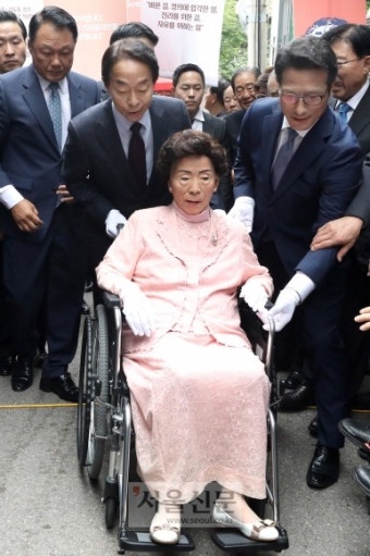 [서울포토] ‘초산테러 사건’ 바닥동판 제막식 참석하는 손명순 여사