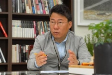 운동복 입고 출근길 소통… 골목길 돌며 쓰레기 촬영