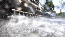 [서울포토] 폭염주의보로 물을 뿌리고 있는 살수차량
