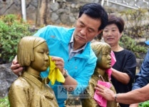 소녀상 닦아주다 끝내 눈물 흘린 성북구청장
