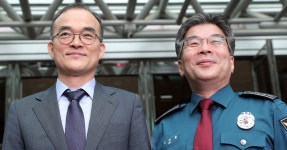 퇴임 하루 앞두고 경찰청 방문한 문무일 검찰총장