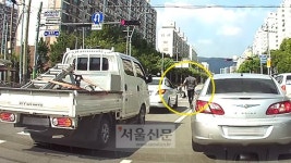 [따뜻한 세상] 트럭에서 갑자기 내린 청년, 도로 위를 뛴 이유?