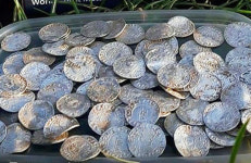 ‘보물찾기’ 취미 英 커플, 땅 속에서 ‘75억원 은화’ 발견 횡재