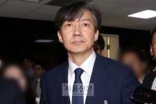 텀블러 없이 파란 넥타이 맨 조국 “젊은 세대에게 깊은 사과”(전문)