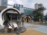 [윤기자의 콕 찍어주는 그곳] 응답하라, 90년대 청춘들이여 - 서울 신촌(新村) 거리