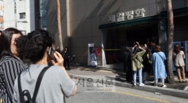 [서울포토] 제일평화시장 앞, 안타까워하는 상인들