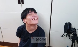 [그들의 시선] “노래는 세상과 소통하는 도구예요” 뇌병변 장애인 유튜버 민이의 꿈