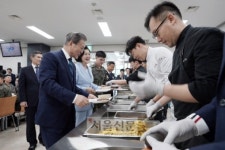 [서울포토] 장병들과 오찬 위해 배식받는 문 대통령 내외
