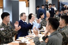 [서울포토] 장병들 격려, 오찬 함께하는 문 대통령 내외