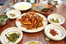 대구 아재·아지매들 화끈함, 매꼼 달콤 무침회에 녹았네