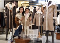 [서울포토] 롯데백화점, 엄마와 딸을 위한 ‘무스탕 패밀리 룩’