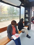 충주 중앙탑면에 책읽는 버스승강장 등장