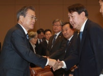 [속보] 문 대통령 “윤석열 아닌 누가 와도 공정한 시스템 과제”