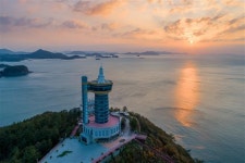 편백·삼나무 자박자박 숲길, 명상·반신욕 느긋느긋 힐링…붉은 노을 온몸 감싸고 입안 가득 맛이 춤추고