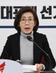 [서울포토] 안경쓰고 기자간담회 갖는 나경원 원내대표
