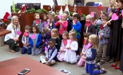 [월드피플+] 유치원 친구 입양 축하위해 법정에 나타난 어린이들