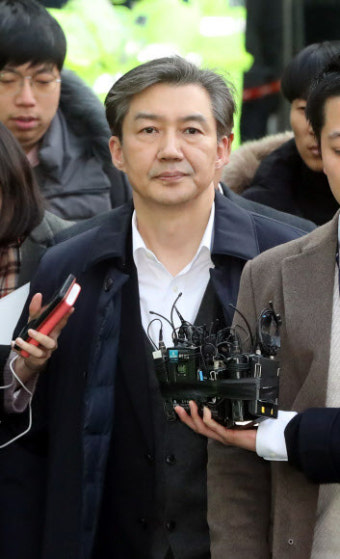 檢 “조국, 아들 美대학 온라인 대리시험… 靑비서관 명의 인턴증명서 위조”