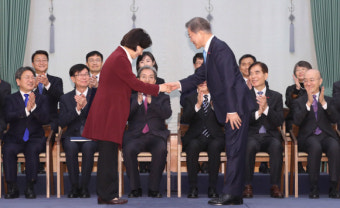 [서울포토] 문 대통령, 추미애 신임 법무부 장관 임명장 수여