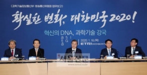 대덕에 간 文 “미세먼지 진원지도 알 수 있나” 뼈 있는 질문