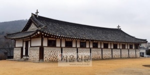 한옥 품은 교회… 눈물의 섬에 띄운 방주