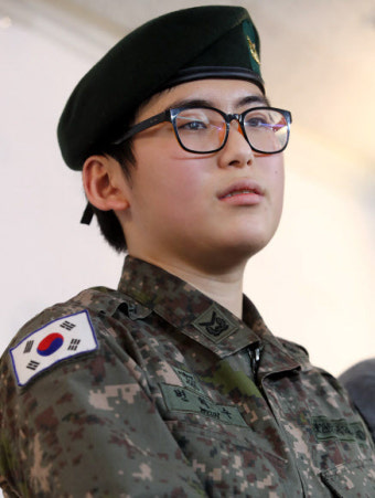 강제 전역 ‘성전환 하사’ 변희수, 다시 군복무 가능할까