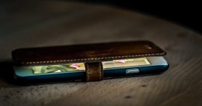 의류매장 직원, 탈의실 문틈으로 옷 갈아입던 여성 불법촬영