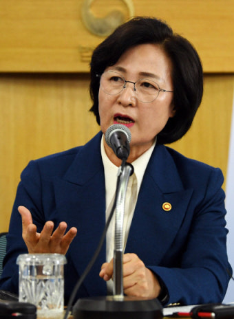조국, 수사·기소 분리 구상에 “추미애 장관님께 박수”
