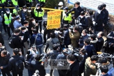 두 번의 큰절 신천지 이만희 총회장…살렸을까 잃었을까