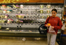 [포토] ‘사재기 비상’… 텅 빈 슈퍼마켓 진열대