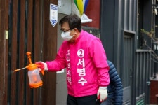 현역 3선의 정부강화론 vs 전직 4선의 정권심판론