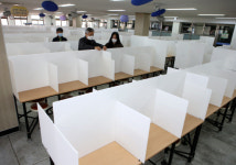칸막이 세운 고등학교 급식실