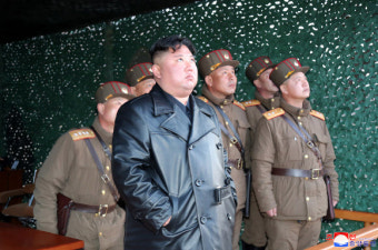 김정은, 가죽옷 벗고 포사격 훈련 지도