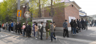 [서울포토]길게 늘어선 투표소 줄