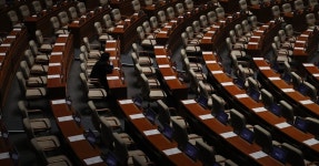 “아직 임기 안 끝났습니다”…임기말, 마음 떠난 의원들