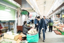 이정훈 강동구청장, 명일전통시장 어닝 정비 완료에 따라 현장 방문