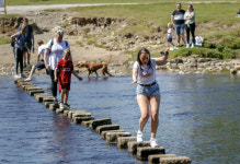 [포토] ‘아슬아슬’ 거리유지 징검다리 건너기
