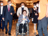 수척한 모습으로 휠체어 탄 李할머니… 한숨, 울먹, 격앙의 1시간