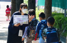 서울 강동서 등교한 고3 학생 첫 확진…초1 학생 가족도 확진
