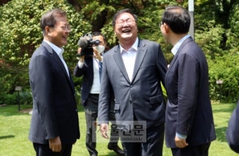 문 대통령 “정무장관 신설 논의…국회 제때 열리면 업어드리겠다”