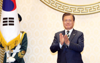 [서울포토] 박수치는 문재인 대통령