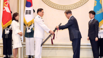 文대통령, 진급한 군 장성에게 삼정검·수치 수여