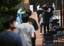 [서울포토]원묵고등학교에 마련된 선별진료소